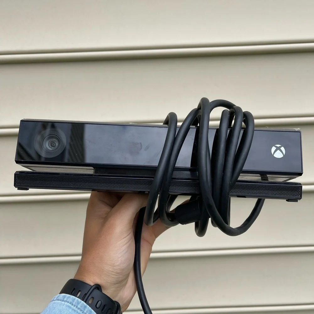 XBOX ONE CAMERA KINECT. CONDITION IS USED. COMES WITHOUT BOX.